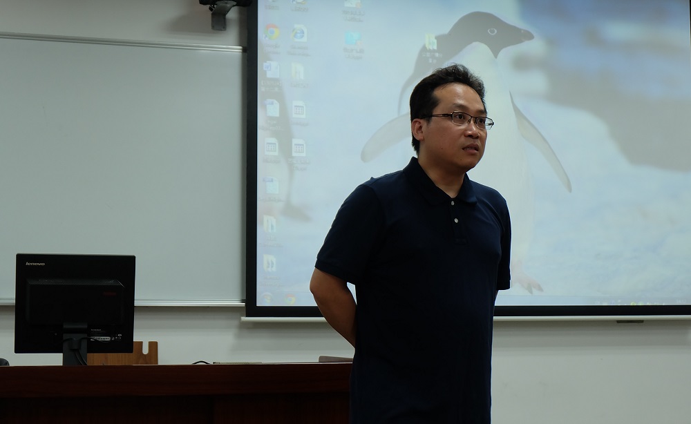 徐承羣老师在《公益广播》分享课上介绍情况