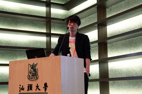 李海鹏先生与汕大师生分享《我们需要什么样的非虚构写作》。(陈碧琪/摄)