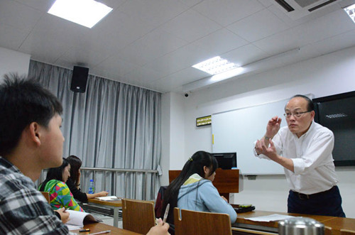 Daniel正在回答学生提出的问题。 (佘玩玲/摄 ) Daniel正在回答学生提出的问题。 (佘玩玲/摄 )