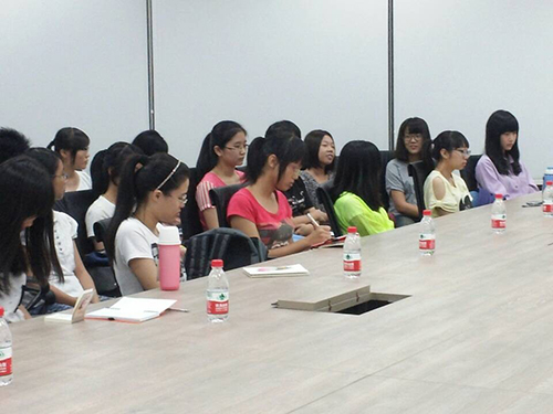 图为参加招生宣传座谈会的2012级新生在会议上发言