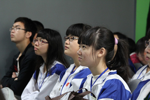 揭阳二中的同学们认真听着分享会所介绍的内容_副本