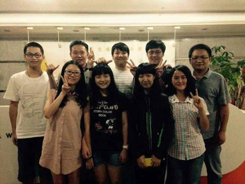 吴湘婷(第一排左一)与叶梦丹(第一排左二)在《晶报》实习(吴湘婷 提供)