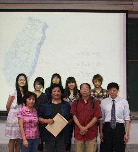 于上学期前往台湾学习的交换生和研习生与学院老师合影
