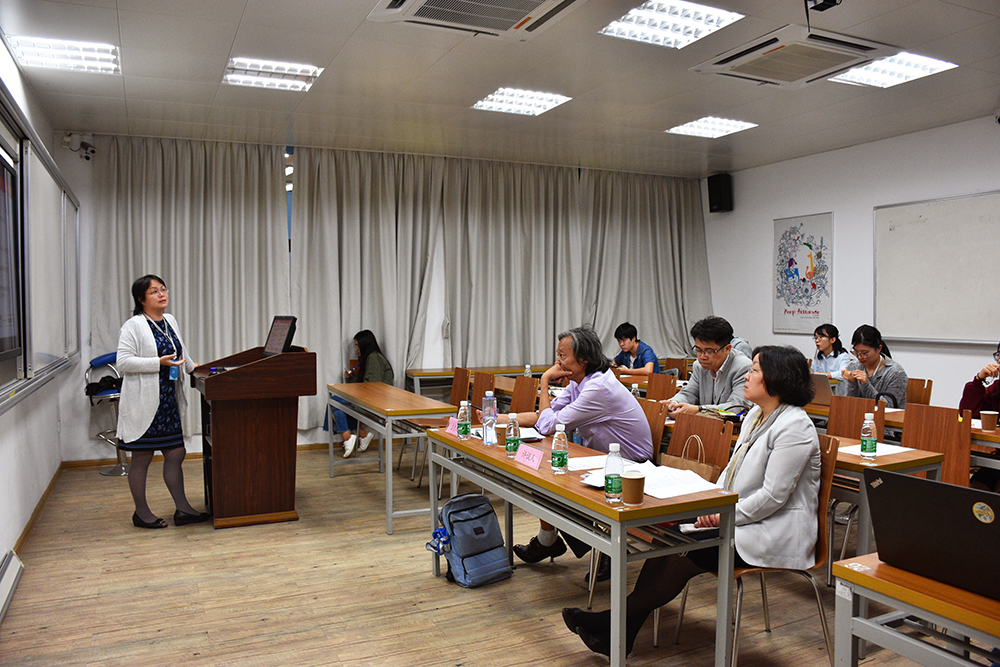 (曾秀芹副教授在演讲中 林依梵摄)