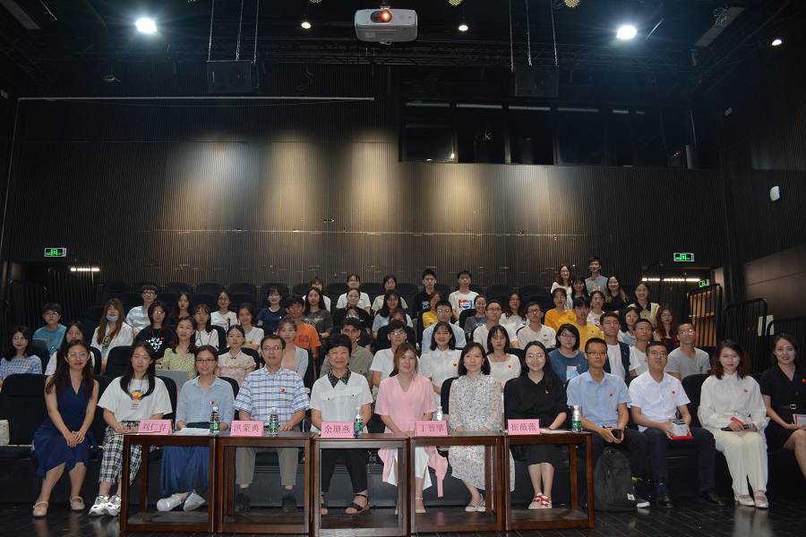 现场观众及工作人员合影(陈建新 摄)