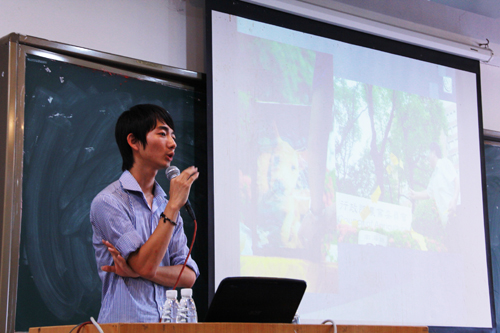 杨泽彬在“我的大学生活”讲座中,与高中学生分享自己在台湾研习的经历