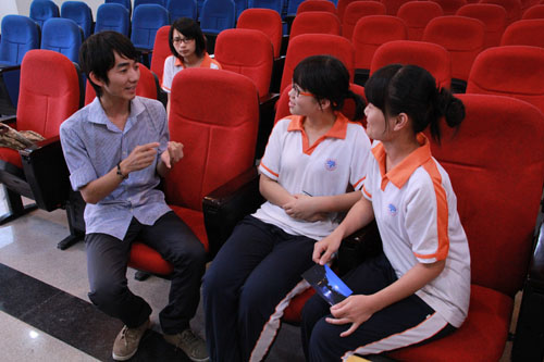 讲座结束后杨泽彬与华侨中学的同学们进一步交流