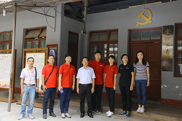 (汕大新闻学院教工党员与金砂街道党工委代表在爱国主义教育基地前合影)