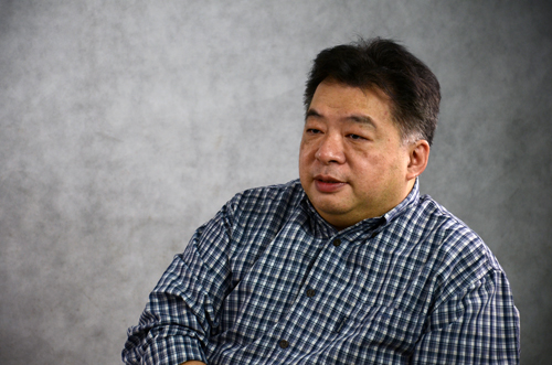 伍振荣接受我院采访。(刘一凡/摄)