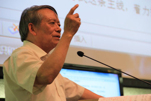 黄宗良教授认为在解决改革、发展与稳定的三者关系中,要强调用改革化解发展和稳定的“硬障碍”