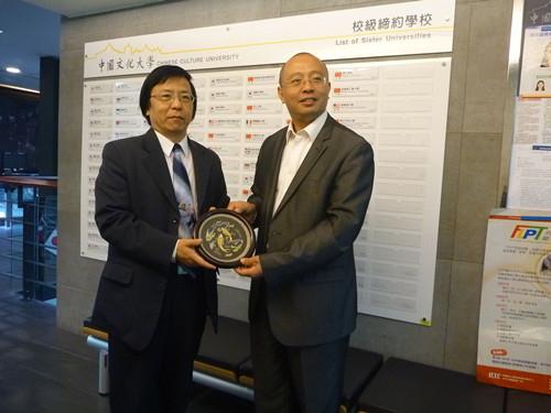 汕头大学国际交流合作处处长廖学全(图右)代表学校赠与礼品予中国文化大学,由文大两岸事务组组长杨中立代表接受。(汕大新闻学院供图)