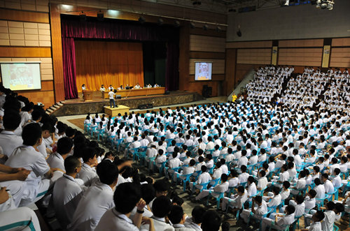 现场有一千多名学生聆听了讲座(方泽仪摄)