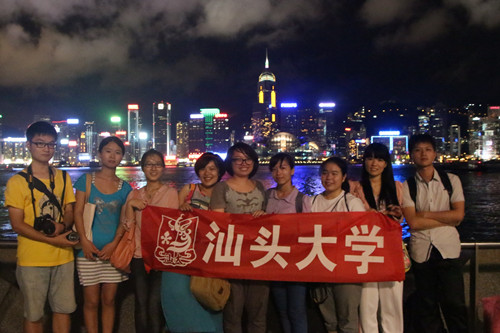 采访2013香港书展的9名学生在维多利亚港合影。_副本