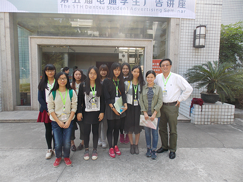 赖明明老师与参加讲座学生合影。(何雅诗 供图)