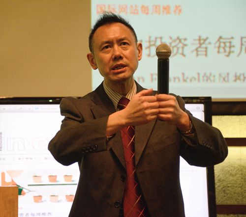 郑天任在图书馆报告厅演讲。(林东云 摄)