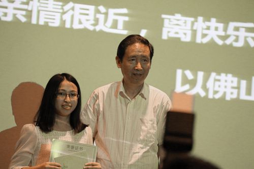 范东升院长在为获奖者颁奖(梁紫欣摄)