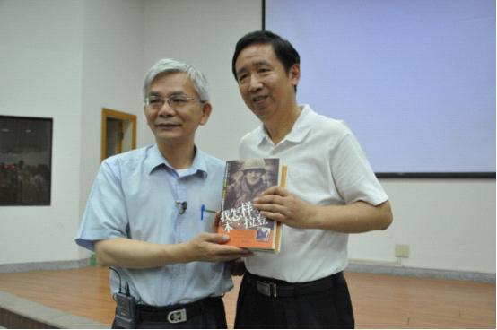 汕头大学长江新闻与传播学院院长范东升(右)赠书予《旺报》社长黄清龙。(黄泽波摄)
