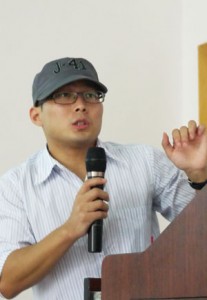 longzhi (2) 龙志在演讲中始终强调要客观真实的报道。 (范惠怡 摄)