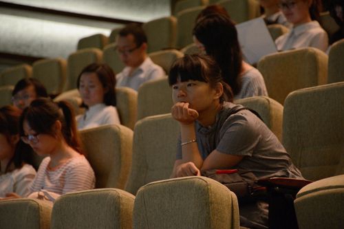 同学听讲座。(林东云 摄)