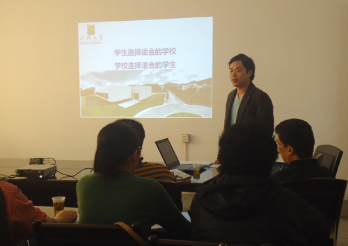 汕头大学招生办主任曾锐向华侨中学老师介绍汕大。(罗嵛月/摄)