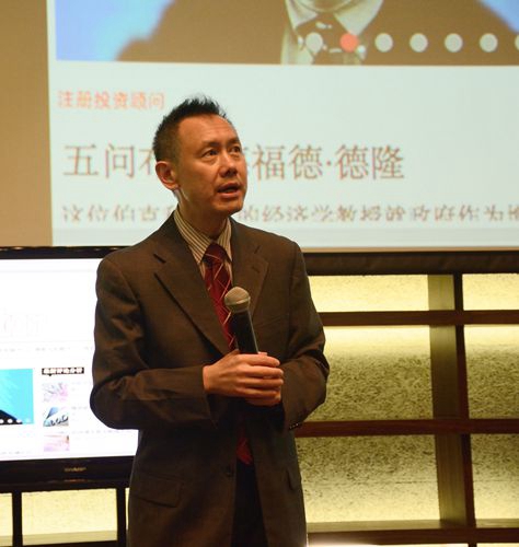 郑天任聆听学生提问。(林东云 摄)