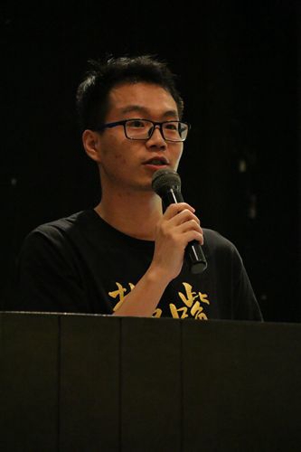 03届校友徐锐锋宣布广告类一等奖获奖名单(梁紫欣 摄)