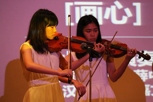 小提琴表演节目(梁紫欣摄)