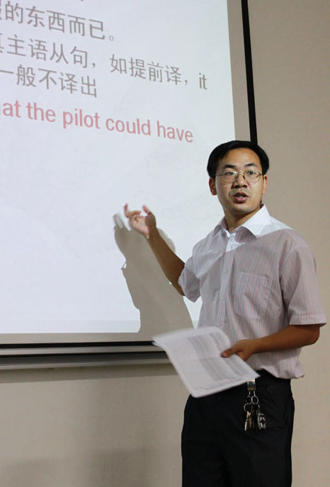 mr liang2 在媒介翻译课上梁超老师给同学们介绍翻译技巧。(李慧娟 摄)